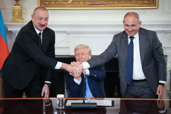 Imagem colorida mostra os presidentes dos EUA, Armênia e Azerbaijão - Metrópoles