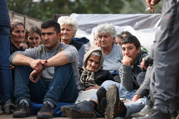 Imagem colorida mostra refugiados de Nagorno-Karabakh - Metrópoles