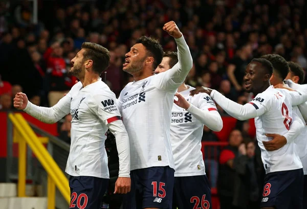 Liverpool busca empate no fim em clássico e segue invicto