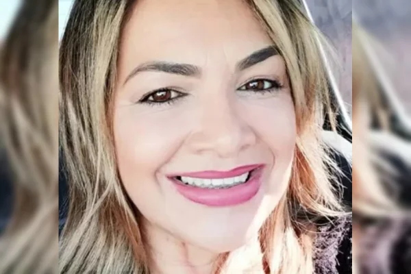 Mulher loira sorrindo - Metrópoles