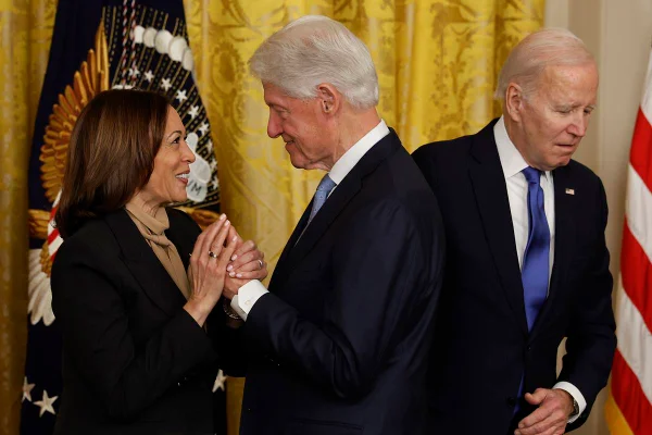 Foto colorida de Bill Clinton com Kamala Harris e Joe Biden - Metrópoles