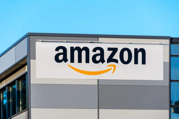 Imagem de fachada de unidade da Amazon nos EUA - Metrópoles
