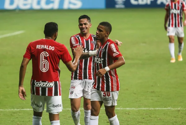 São Paulo aproveita fragilidade do São Caetano e goleia por 5 a 1