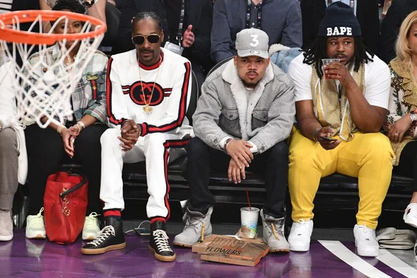 Rapper Snoop Dogg surpreende ao oferecer ajuda a uma motorista