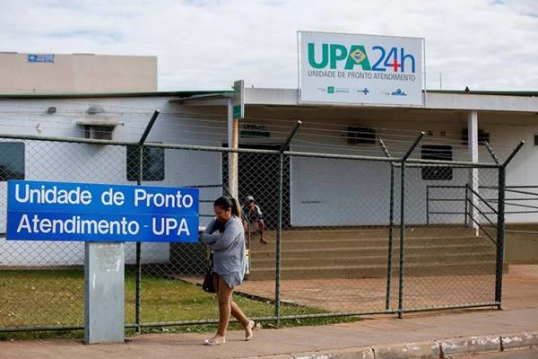 Devido à alta demanda, GDF monta tendas para atendimento fora das UPAs