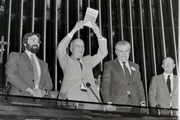 Em 5 de outubro de 1988, Ulysses Guimarães ergue a nova Constituição Federal, que foi promulgada na mesma sessão Em 5 de outubro de 1988, Ulysses Guimarães ergue a nova Constituição Federal, que foi promulgada na mesma sessão