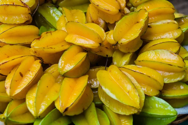 Frutos de carambola no mercado. Metrópoles