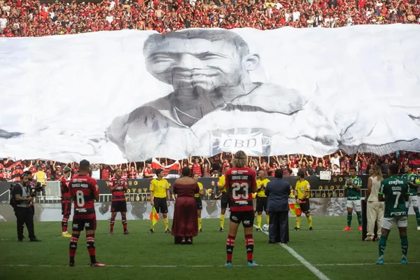 Pelé é homenageado antes da partida da Supercopa do Brasil
