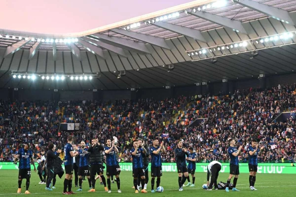 Internazionale ganha fora de casa e mantém briga pelo título