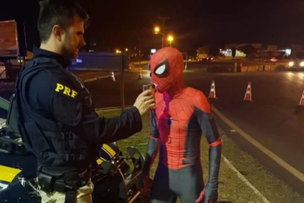 Homem-Aranha é parado em blitz da Polícia Rodoviária Federal no Paraná
