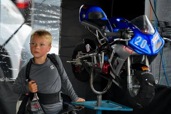 Piloto de 7 anos,Sid Veijer morre durante treino em kartódromo na Holanda - Metrópoles