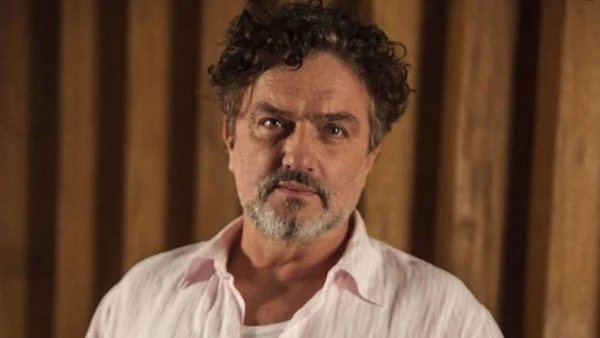 Ator revela ter ido parar na UTI ao gravar vilão pedófilo em novela