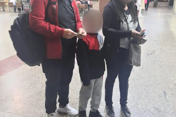 Casal com criança no centro - Metrópoles