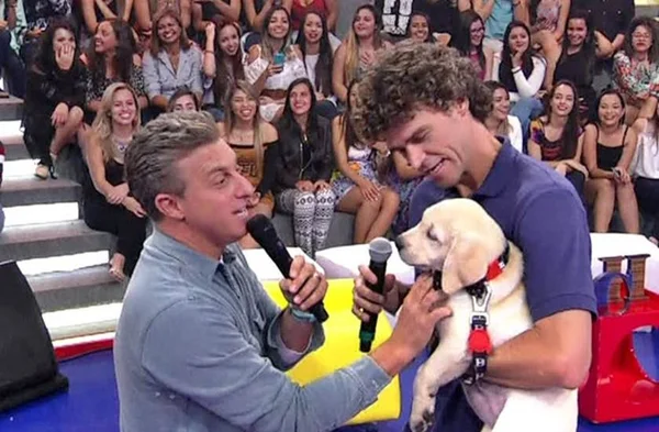Guga, o labrador humano, ganha cachorro de raça no “Caldeirão do Huck”