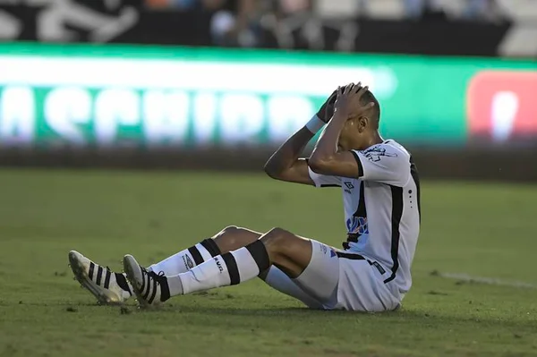 Vasco decepciona de novo, perde para o CRB e se distancia do líder