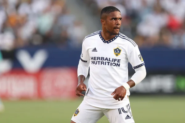 Dirigente do Flamengo é flagrado em jantar com Douglas Costa no Rio