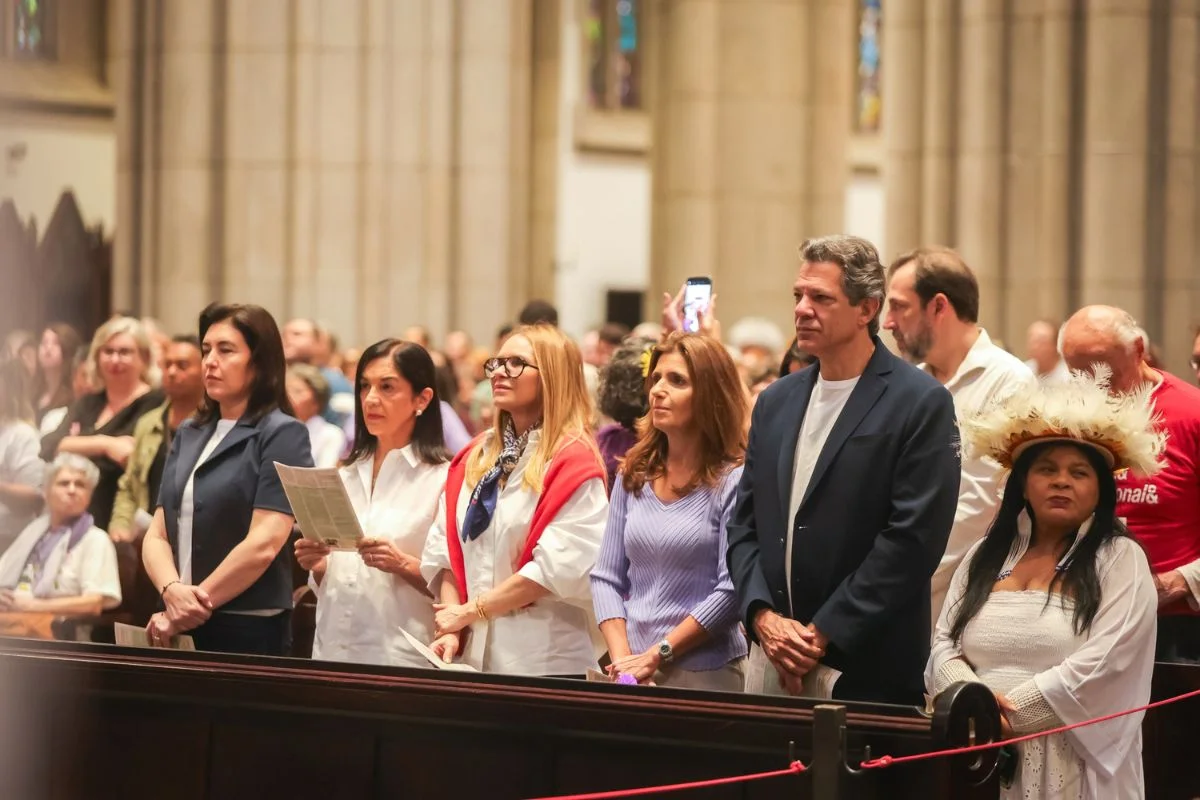O candidato ao governo de São Paulo Fernando Haddad (PT) acompanha missa na Catedral da Sé neste domingo (27/9) acompanhado da esposa, Ana Estela, da vice-primeira-dama Lu Alckmin e da candidata ao senado Simone Tebet (PSB) O candidato ao governo de São Paulo Fernando Haddad (PT) acompanha missa na Catedral da Sé neste domingo (27/9) acompanhado da esposa, Ana Estela, da vice-primeira-dama Lu Alckmin e da candidata ao senado Simone Tebet (PSB)
