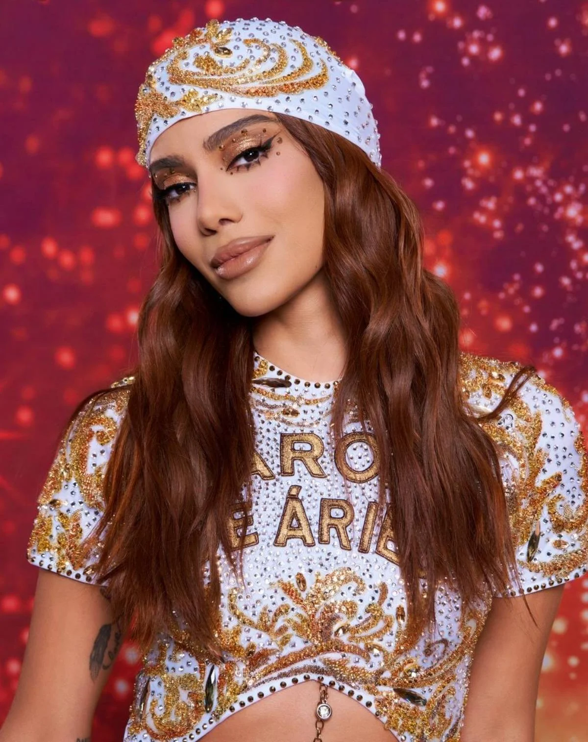 Cantora completou o visual com um lenço na cabeça Cantora completou o visual com um lenço na cabeça