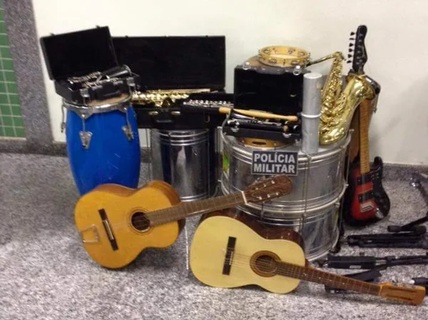 Polícia procura dono de instrumentos musicais recuperados com bandidos