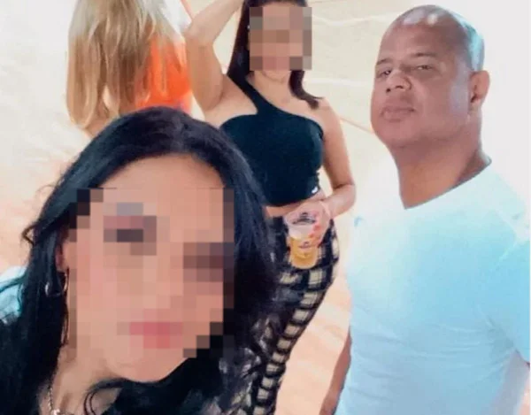 Imagem de Marcelinho Carioca com duas mulheres - Metrópoles