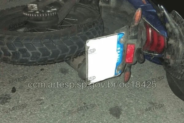 Imagem colorida da moto que o GCM pilotava antes de ser morto na rodovia - Metrópoles
