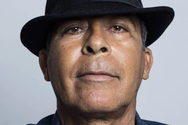 foto colorida de homem negro de chapeu preto - metrópoles