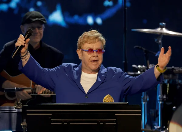 O motivo que fez Elton John pausar aposentadoria para cantar no Brasil