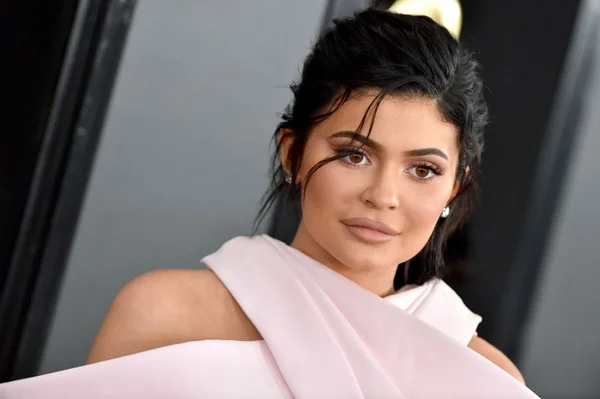Kylie Jenner se prepara para lançar linha de cuidados com o cabelo