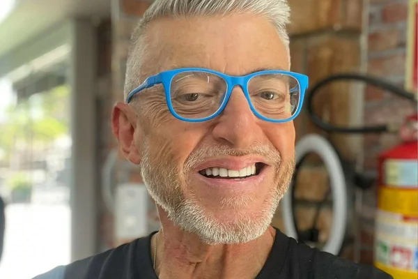 Foto colorida de Farid Germano Filho, comentarista demitido da Band - Metrópoles