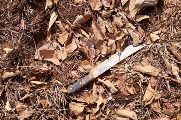 facão utilizado por homem que invadiu convento em goiás