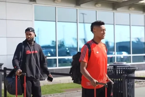 Foto coloria de Bruno Henrique e Gerson, do Flamengo, chegando aos Estados Unidos - Metrópoles