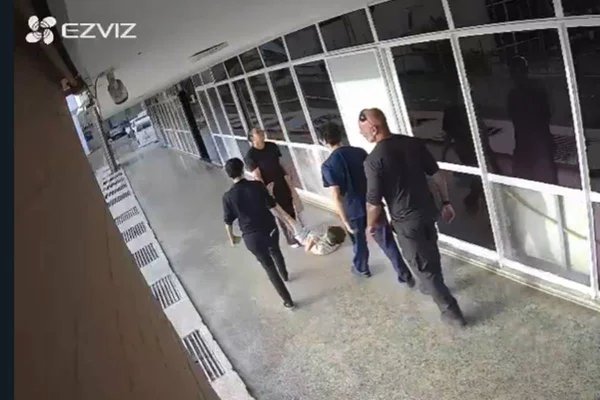 Mãe de menino arrastado por funcionárias de clínica cobra por justiça