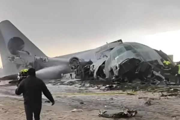 Avião da Força Aérea da Bolívia cai e deixa ao menos 15 mortos