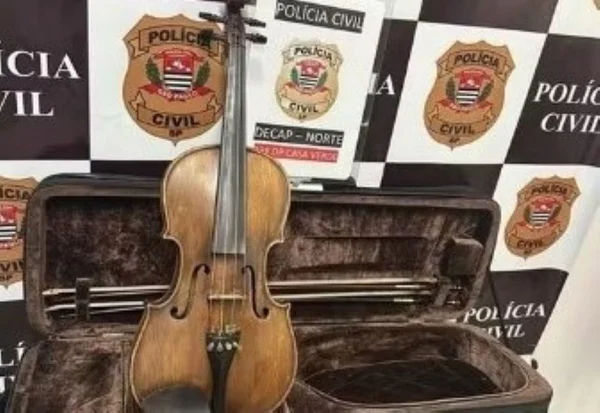 Imagem colorida de violino furtado apreendido pela Polícia Civil de São Paulo - Metrópoles