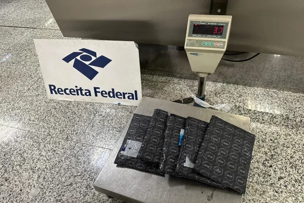 Passageiro é preso no DF ao tentar pegar voo com 3,7kgs de cocaína