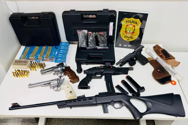 Motorista de van que atirou em vizinho foi preso com seis armas