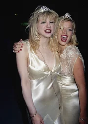 Courtney Love e Amanda de Cadenet, em 1995