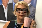 Rogéria Bolsonaro foi a primeira esposa de Jair Bolsonaro e é mãe de Flávio, Carlos e Eduardo. Rogéria Bolsonaro foi a primeira esposa de Jair Bolsonaro e é mãe de Flávio, Carlos e Eduardo.