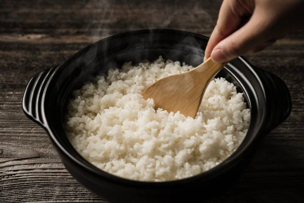 Foto colorida de panela com arroz