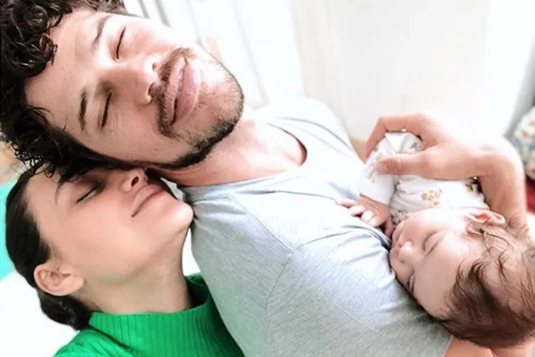 José Loreto e Débora Nascimento comemoram 5 meses da filha Bella