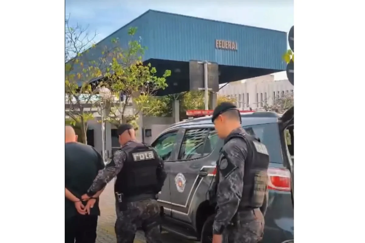 Policial da Rota conduz um dos presos eem operação na qual deu apoio para a PF Policial da Rota conduz um dos presos eem operação na qual deu apoio para a PF