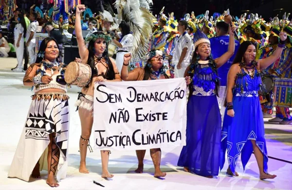 Integrantes do Boi Caprichoso protestaram pela Demarcação das terras indígenas no Festival de Parintins - Metrópoles