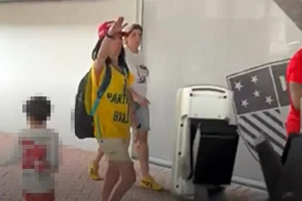 Eleitora de verde e amarelo e boné do Maga faz suposta saudação nazista no Rio de Janeiro (RJ)