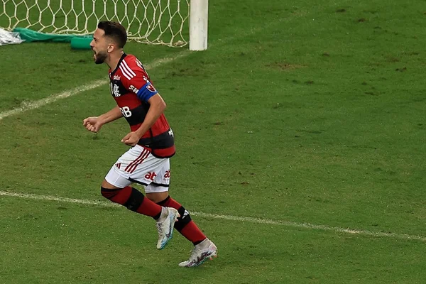 Em jogo sem torcida, Flamengo derrota o Santos e sobe na tabela