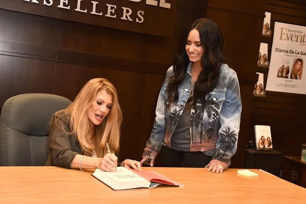 Mãe de Demi Lovato lançou livro sobre batalha contra as drogas