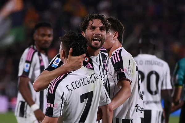 Foto colorida de Locatelli e Conceição, comemorando gol da Juventus - Metrópoles