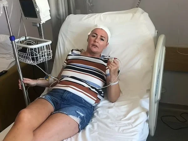 mulher se recuperando de cirurgia para retirada de tumor no cérebro