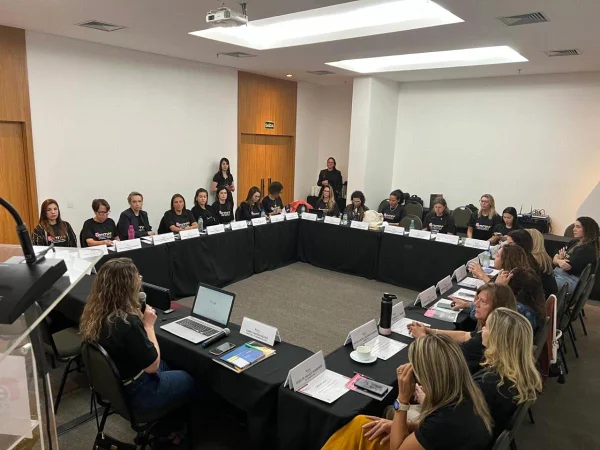 Agentes da PF sentadas a mesa para debater sobre saúde mental e assédio - Metrópoles