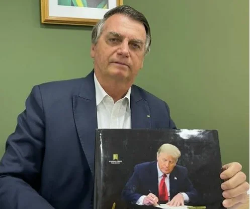 Bolsonaro segura livro de Donald Trump