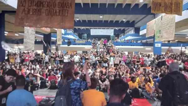 imagem colorida mostra estudantes e no vão da fflch - metrópoles
